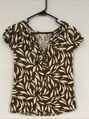 Enfocus Studio Olive Green Leaf-Print Tie Front Cap Sleeve Top